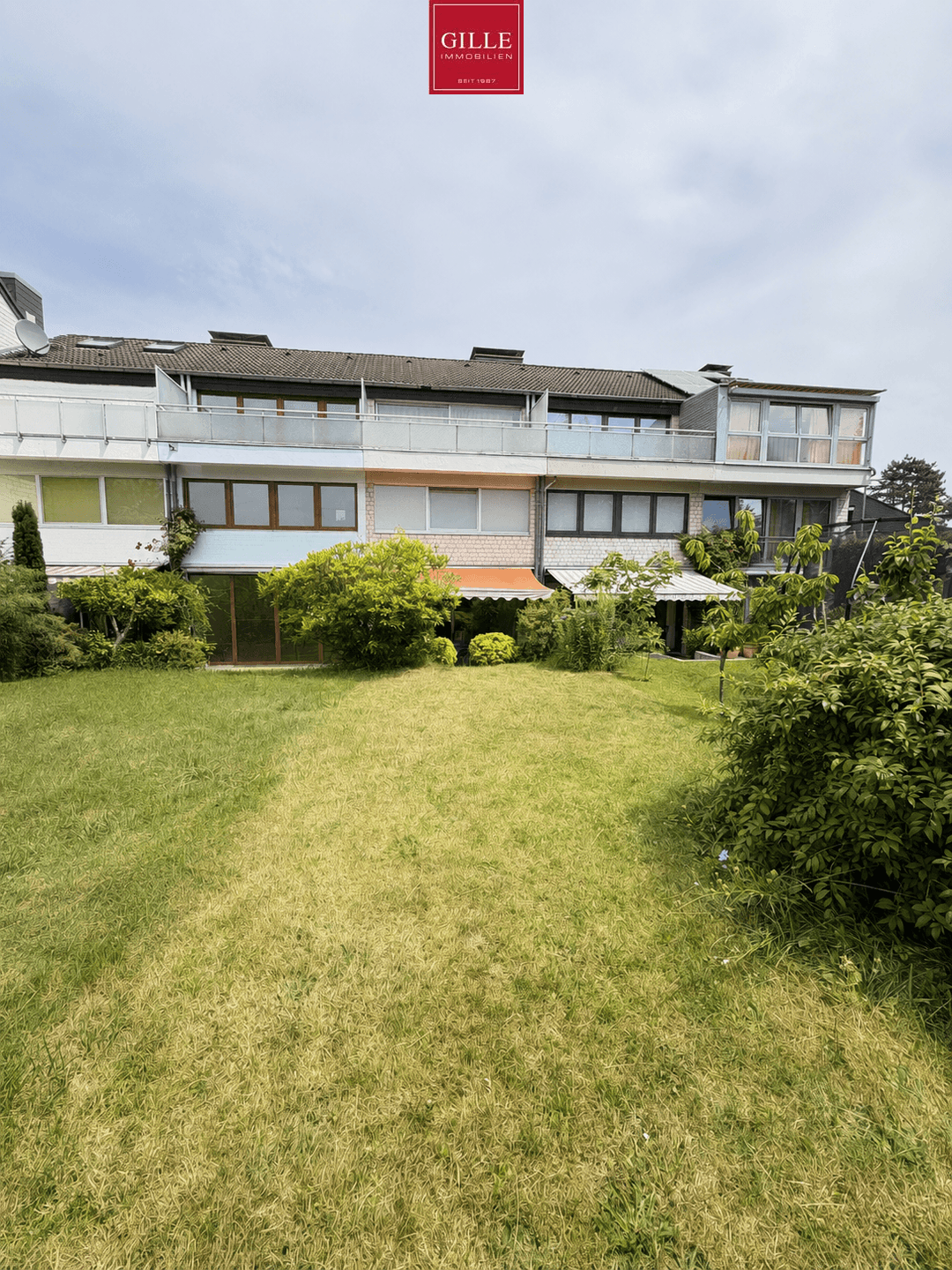 Familienfreundliches Reihenmittelhaus mit Split-Level-Architektur, Garage und Garten in NE-Rosellen